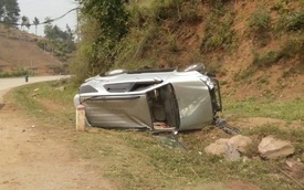 Toyota Fortuner lật nghiêng tại Sơn La, hư hỏng nặng