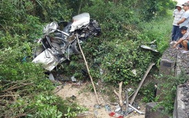 Bình Định: Toyota Innova bị vò nát vì va chạm với tàu hỏa, 4 người tử vong