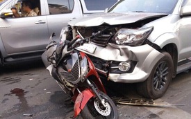 Toyota Fortuner đâm liên hoàn, người đàn ông nặng hơn 100 kg bị thương nặng