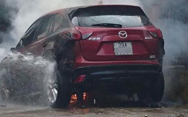 Phú Thọ: Mazda CX-5 đỗ cạnh đống rác vừa đốt, cháy trơ khung