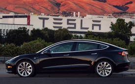 Chiếc Tesla Model 3 đầu tiên xuất xưởng và lập tức về tay "người nhà"