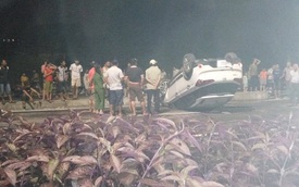 Hà Nội: Hyundai i20 Active "ngửa bụng" trong đêm, một gia đình thoát chết