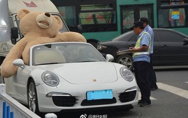 Thiếu gia lái Porsche 911 Targa, chở theo gấu bông cao 2,5 m đi tỏ tình với bạn gái và cái kết