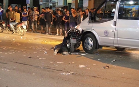 Hà Nội: Lao vào Audi Q5 và ngã ra đường, 2 người đi xe máy bị Ford Transit đâm trúng