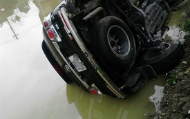 "Thánh lật" Toyota Fortuner "nằm ngả lưng" dưới ao trong ngày mùng 4 Tết