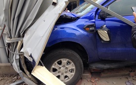 Hà Nội: Ford Ranger đâm hàng rào công trường, bị thanh sắt xuyên vào khoang lái