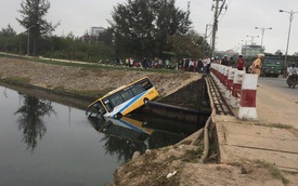 Xe buýt trợ giá bị xe ben húc xuống kênh nước ở Đà Nẵng