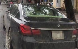 Xe sang BMW 760Li đỗ qua đêm bị "vặt gương" tại Hà Nội
