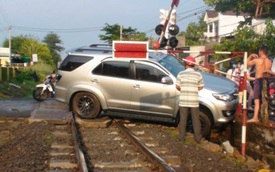 Đồng Nai: Toyota Fortuner nằm chắn ngang đường ray khiến tàu hỏa phải dừng lại