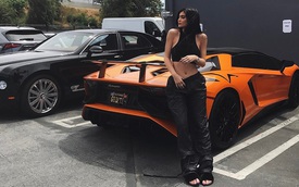 Em gái cô Kim "siêu vòng ba" khoe eo thon bên Lamborghini Aventador SV Roadster mới tậu