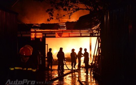 Hà Đông: Gara xe ô tô bất ngờ bốc cháy trong đêm