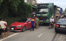 Xe tiền tỷ Mercedes-AMG CLA45 bị ô tô tải đâm bẹp dúm đuôi tại Thái Nguyên