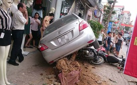 Hà Nội: Toyota Vios lao lên vỉa hè, đâm bật gốc cây và đè 3 xe máy