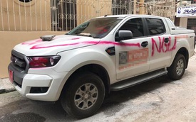 Hà Nội: Đỗ trong ngõ, ô tô bán tải Ford Ranger bị xịt sơn hồng khắp xe