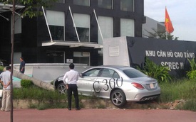 Sài Gòn: Xe chạy thử Mercedes-Benz C300 AMG leo vỉa hè, đâm đổ cây cau