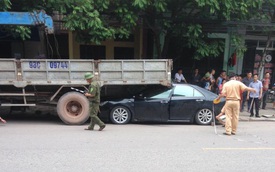 Bắc Giang: Rúc gầm ô tô tải, Toyota Camry biến dạng nặng