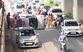 Tránh xe máy chạy sai làn, taxi lật nghiêng trong hầm đường bộ Nguyễn Trãi