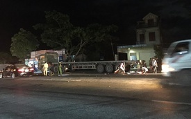 Nghệ An: Xe máy "kẹp 3" đâm vào xe đầu kéo đỗ bên đường, 2 thanh niên tử vong