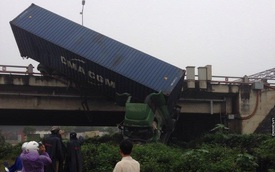 Tai nạn liên hoàn tại cầu Thanh Trì, một xe container cắm đầu xuống đất