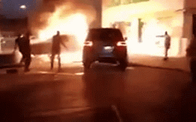 Tiểu vương lái Toyota Land Cruiser đẩy chiếc ô tô đang cháy ra khỏi cây xăng khiến cư dân mạng khen nức nở