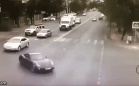 Sau một cú va chạm nhẹ, người lái chiếc Porsche Cayman gây tai nạn khó hiểu