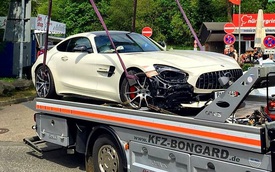 Chiếc siêu xe Mercedes-AMG GT R đầu tiên gặp nạn trên thế giới