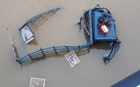 Ninh Thuận: Xe tải chở gà đâm sập lan can cầu, lao xuống sông