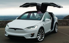 Tesla bị kiện vì Model X tự động tăng tốc, đâm nát gara nhà chủ nhân