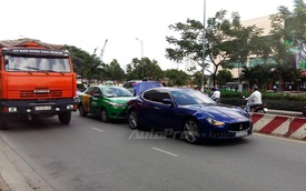 Sài Gòn: Maserati Ghibli 5,3 tỷ Đồng bị taxi húc vào đuôi