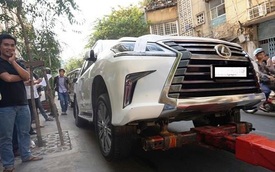"Chuyên cơ mặt đất" Lexus LX570 2016 bị đưa về phường vì lấn chiếm vỉa hè