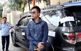 Toyota Fortuner của ca sỹ Quách Tuấn Du bị đưa về phường vì lấn chiếm vỉa hè