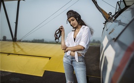 Nữ phi công cá tính bên chiếc máy bay Biplane