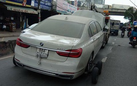 Cư dân mạng xót xa với cảnh BMW 7-Series đeo biển Kiên Giang nát đầu, phủ đầy bụi được kéo trên đường