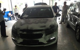 Sài Gòn: Đỗ dưới chung cư, Chevrolet Cruze bị xịt sơn đen khắp xe