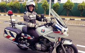 Nữ cảnh sát giao thông xinh đẹp lái mô tô phân khối lớn "gây bão" trên mạng