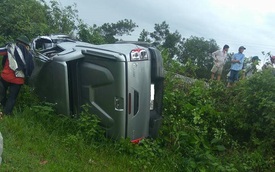 Hà Tĩnh: Toyota Hilux bị tàu hỏa đâm trúng và hất văng xuống vực