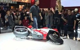 Siêu mô tô Ducati Panigale V4 dựng trên sân khấu EICMA 2017 bỗng dưng bị đổ