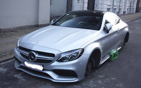 Mercedes-AMG C63S Coupe bị trộm cả 4 bánh xe khi đỗ trên phố