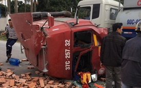 Hà Nam: Xe container rơi đầu ra ngoài sau va chạm với xe tải chở gạch