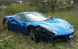 Ferrari 488 Spider màu xanh dương giống xe ở Việt Nam bị bỏ rơi giữa cánh đồng