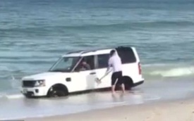 Đỗ trên bờ biển, SUV hạng sang Land Rover suýt bị sóng nhấn chìm