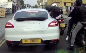 Đứng tim với cảnh nhóm tội phạm đi xe ga rút dao cướp đồ của người lái Porsche Panamera giữa ban ngày