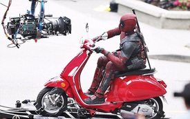 Nam tài tử Ryan Reynolds giả vờ điều khiển Vespa Primavera như thật trên phim trường "Deadpool 2"