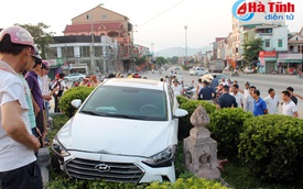 Hà Tĩnh: Hyundai Elantra đâm xe máy, lao lên bồn cây cảnh