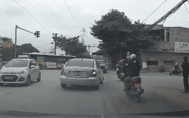 Xi-nhan muộn, ô tô Hyundai khiến xe máy ngã giữa ngã tư