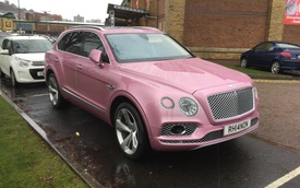 SUV siêu sang Bentley Bentayga bị bắt gặp trong "bộ cánh" hồng nữ tính