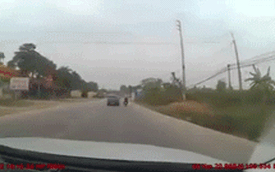 Video Ford EcoSport va chạm với xe máy rồi bỏ chạy tại Hà Nội
