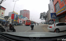 Nam sinh làm rơi mũ bảo hiểm xuống đường khiến một phụ nữ ngã xe máy