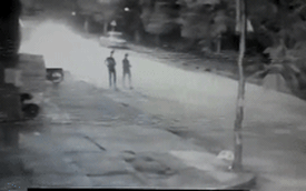 Cư dân mạng tranh cãi về video ô tô đâm cô gái đi bộ dưới lòng đường ở Phú Thọ