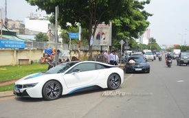 Bộ đôi BMW i8 cùng dàn xe sang tiền tỷ rước dâu tại Sài thành